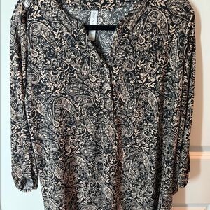 Dear Scarlett wrinkle free Lizzy Luxe Black and Cream Paisley Blouse